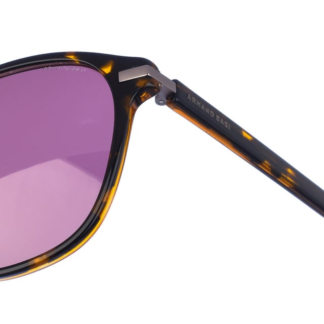 Gafas de sol Armand Basi con montura de acetato.
 Color Habana
 Forma ovalada.
 Lentes de color Marrón
 Patillas de acetato a tono, con el nombre de la marca grabado.
 100% Protección UV. 
 Cristales antirreflejo.
 Incluye una funda de tela de protección.
Los colores reales del producto pueden variar ligeramente con respecto a los colores que muestra su monitor.
 
 Medidas  Ancho lente: 56 mm. Puente: 19 mm. Patillas: 145 mm.
 
 Limpiar las gafas con agua y jabón (neutro).
 - No utilice paños sucios o abrasivos, que puedan alterar las características de los filtros.
 - Utilice solo accesorios y repuestos originales.