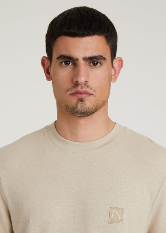 Airy, basic T-shirt from CHASIN' the Ethan Linen. This shirt has a round neck, short sleeves and a regular fit. This item is made of a cotton/linen mix, which makes it feel airy and soft.