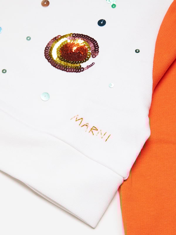 Marni embody innovation and high quality detailing in their sleek, everyday pieces. This girls sweatshirt is a captivating summer piece to invest in. Envisioned in a beautiful colour block crew-neck sweatshirt with Sunny Day print embellished sequins. It is accentuated by a colour contrasting embroidered logo. Long-Sleeved Ribbed Crew-Neck, Cuffs and Bottom 100% Cotton
