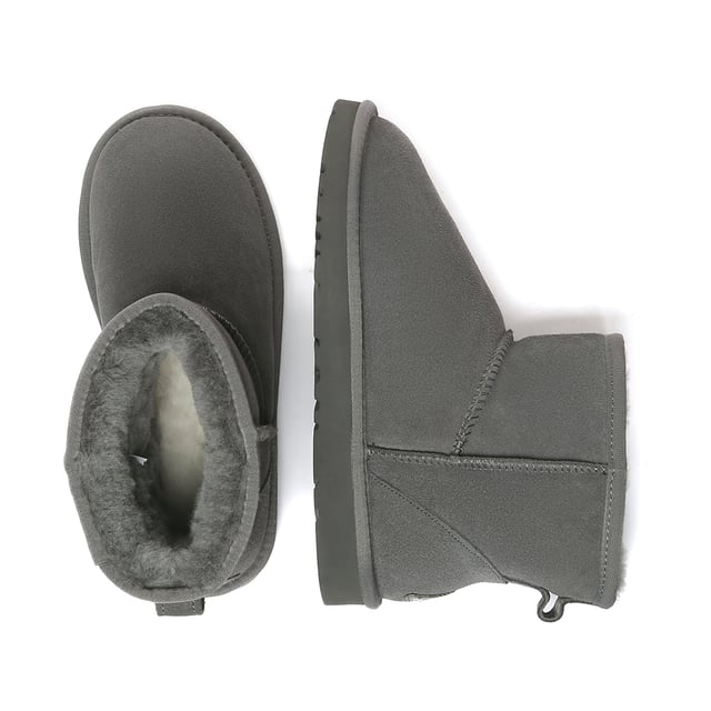 Discover the Ostrich Boots, a favourite among A-list celebrities, perfect for your winter wardrobe staple. These iconic boots effortlessly complement any outfit, whether you're relaxing at home or out running errands, seamlessly merging style with practicality for enduring comfort.

Product No. EAU3017

Description:
- Cow Suede Upper
Sheepskin Wool Insole and Lining
- EVA Sole