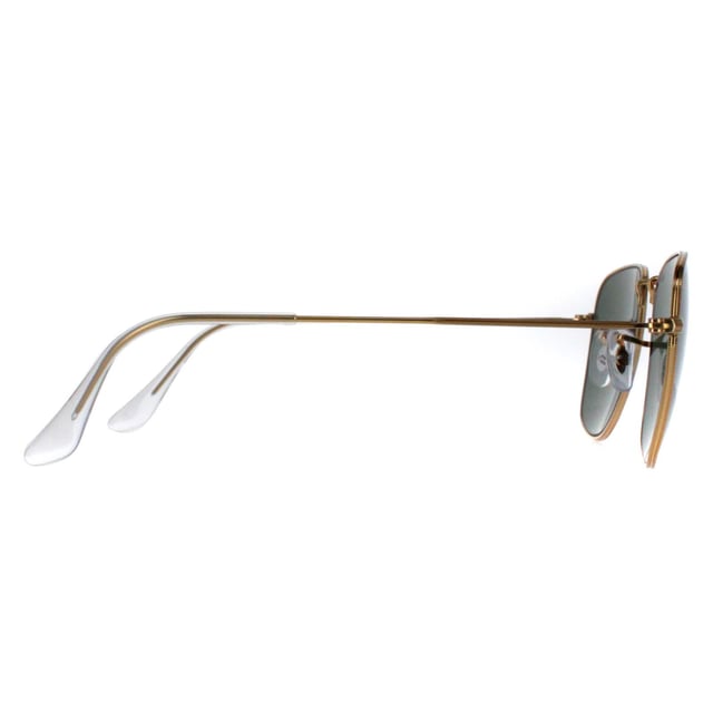 Las gafas de sol Ray-Ban cuadradas unisex doradas G-15 verdes RB3857 Frank son un estilo retro fresco traído de vuelta de los años 90 con este giro a las clásicas gafas de sol redondas. Montura metálica fina combinada con patillas de acetato para un acabado contemporáneo.