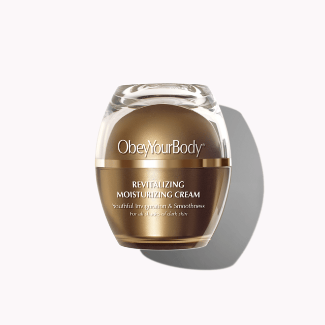 Nivelleren, hydrateren en vernieuwen! Hoeveel supergeladen ingrediënten kun je in één moisturizer stoppen? Deze fluweelzachte crème zit vol met de meest verrijkende plantaardige oliën, antioxidanten, natuurlijke enzymen, peptiden en vitamines van de natuur om je huid volledig te revitaliseren. De crème is speciaal geformuleerd voor de donkere huid en richt zich op een ongelijkmatige huidskleur, terwijl de collageenproductie wordt bevorderd, waardoor de schade door de zon diep wordt gehydrateerd en gecorrigeerd. 50 ml