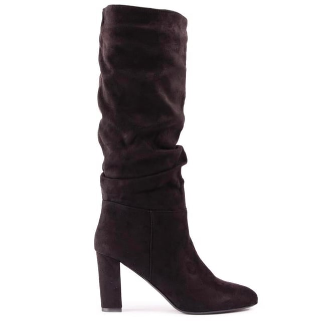 Deze Solesister Riley kniekousen. Slouchy laarzen tillen je stijl naar nieuwe hoogten. ze zijn de perfecte. vrouwelijke laarzen om dit seizoen aan je garderobe toe te voegen. Deze stijlvolle. Beenomsluitende laarzen hebben een zacht bovenwerk van imitatiesuède, aangevuld met een gemakkelijke ritssluiting aan de binnenkant en een elegante hoge blokhak voor een tijdloze look. chique silhouet.