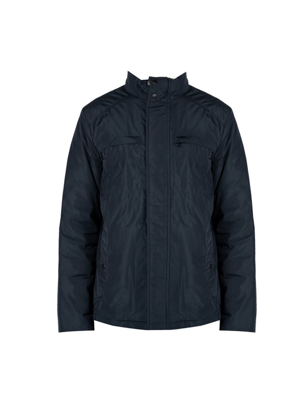 Un diseño sencillo es la solución perfecta para aquellos que valoran la clásica y el minimalismo, al mismo tiempo que desean verse estilosos y elegantes en cualquier situación.

El cuello alto añade un carácter moderno al conjunto, a la vez que ofrece protección adicional contra el viento y el frío, lo que hace que esta prenda sea una excelente elección para las condiciones meteorológicas cambiantes.

Con una capucha oculta en el cuello, puedes estar preparado para las lluvias inesperadas, y su ingenioso diseño permite que se guarde fácilmente cuando no es necesaria, manteniendo un aspecto elegante.

Se abrocha con una cremallera logotipada y botones a presión, lo que no solo añade un estilo único, sino que también proporciona protección adicional contra el frío, destacando al mismo tiempo la atención a los detalles.

En el frente, cuatro bolsillos, dos con cremallera y dos con botones a presión, ofrecen mucho espacio para guardar los artículos esenciales y su variedad permite una mejor organización.

En la manga izquierda, un detalle de la marca constituye un sutil, pero claro refuerzo del prestigio de la marca, agregando un carácter exclusivo a la prenda y distinguiéndola de las demás.

Fabricada con tela de alta calidad, transpirable y resistente al agua, lo que garantiza no solo comodidad al usarla, sino también protección contra las condiciones atmosféricas adversas, haciendo que sea una elección ideal para cualquier época del año.