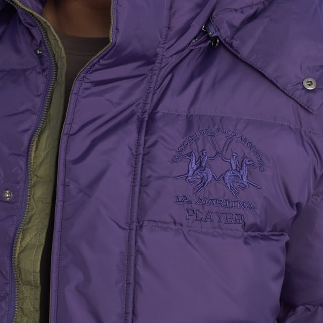 Gewatteerd herenjack van La Martina.

 Een functioneel en modern ontwerp kenmerkt deze gewatteerde jas van La Martina, ideaal om stijl en warmte te behouden tijdens de winter.

 Details:

 - Gemaakt van hoogwaardige, windbestendige buitenstof, ideaal voor lage temperaturen.
 - De gewatteerde voering biedt uitstekende thermische bescherming.
 - Afneembare capuchon met rits en drukknoopsluiting.
 - Ritssluiting aan de voorkant en extra overslag met drukknopen voor extra windbescherming.
 - Zijzakken met ritssluiting.
 - Binnenzakken met ritssluiting.
 - Onderscheidend La Martina borduursel op de borst en grafisch detail op de rug, dat de unieke stijl van het merk benadrukt.
 - Elastische geribde manchetten en zoom.

 Deze gewatteerde herenjas van La Martina combineert warmte, stijl en functionaliteit, waardoor het de perfecte keuze is voor wie op zoek is naar een veelzijdig en stijlvol winterkledingstuk.
 Samenstelling: Stof: 100% Polyamide; Voering: 100% Polyester; Vulling: 80% Dons, 20% Veer
 Onderhoud:
- Machinewasbaar in koud water.
 - Gebruik een mild wasmiddel en vermijd het gebruik van bleekmiddel.
 - Gebruik geen droger.
 - Niet direct strijken.