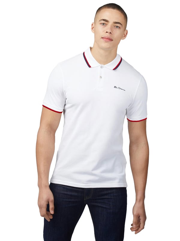 Nuestra icónica camiseta polo está confeccionada con 100% algodón orgánico, ofreciendo un look atemporal para hombres. Este diseño clásico incluye detalles en contraste en el cuello y los puños, añadiendo un toque de estilo. Cuenta con una tapeta de dos botones, un cuello de punto plano y mangas cortas. La camiseta también tiene un bordado en el pecho y está diseñada en un ajuste clásico.