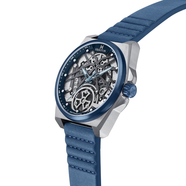Kast van 316L chirurgisch roestvrij staal, Seiko NH35 automatisch uurwerk met juwelen, 24 juwelenlagers, gangreserve van 28 uur, slagen per uur (BPH): 21.600/uur, mineraalglas met saffiercoating, wijzerplaat met skeletmotief, kijkachterkant om het uurwerk te bekijken, band van echt leer, sluiting van roestvrij staal met gegraveerd logo, lichtgevende wijzers, lichtgevende markeringen, datumweergave, kastdiameter van 44 mm, polsomtrek van 195-245 mm, waterbestendigheid van 5 ATM.