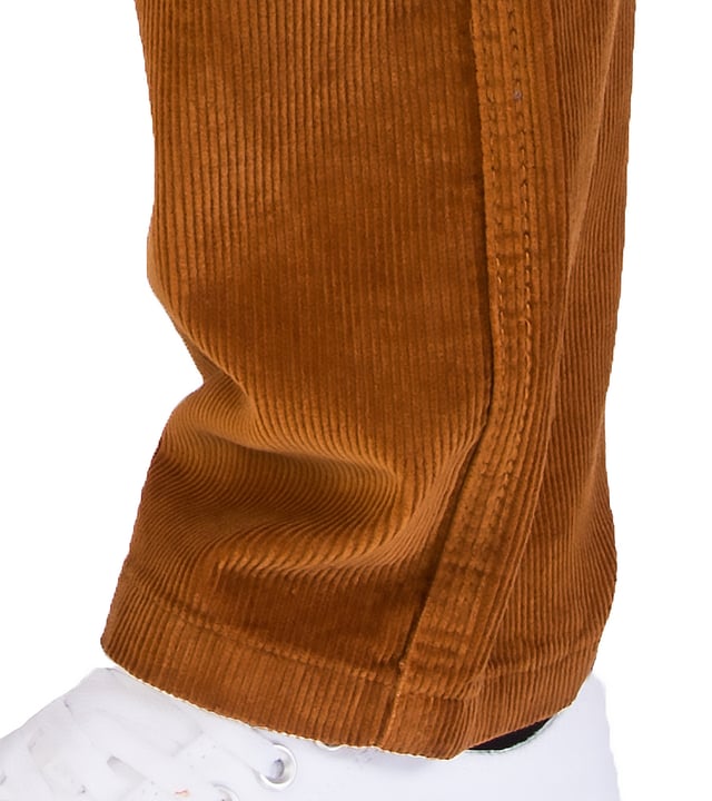 Wenn Sie nach stylischen Beinkleidern suchen, dann sind Sie bei Rock Creek an der richtigen Adresse. Die Marke bietet eine Vielzahl an modischen Hosen für Damen und Herren. Wählen Sie zwischen lässigen, eleganten und extravaganten Modellen und finden Sie die ideale Hose für Ihren Stil. Die verschiedenen Modelle begeistern mit einer hohen Materialqualität, einer hervorragenden Verarbeitung und einem angenehmen Tragegefühl. Außerdem präsentieren sie sich mit trendstarken Designs. Mit dem Modell RC-2156 bieten wir Ihnen, eine Cordhose mit einem robusten Stoff die zugleich weich, gemütlich und trotzdem edel aussieht an.