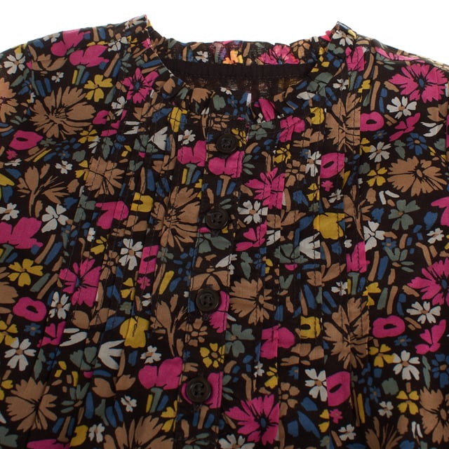 This bohemian style dress is the perfect combination of style and functionality.

 Its cheerful floral print runs throughout the garment, providing a vibrant and natural touch.

 The round neckline with Henley-style button placket gives it a casual, practical feel, while delicate ruching at the front adds a romantic, textured detail.

 Long sleeves with elastic cuffs provide comfort and a flattering fit.

 Additionally, the dress features two discreet side pockets, offering a practical touch, and is fully lined, ensuring added comfort and opacity.

 Ideal for any occasion, it combines bohemian style with functional details that make it perfect for everyday wear.
 Composition: Exterior: 100% Cotton; Interior: 100% Cotton
 Care:
- Machine wash max 30ºC and delicate cycle.
 - Use mild detergents.
 - Use dryer at low temperature.
 - Iron at low temperatures.
 - Do not dry clean.