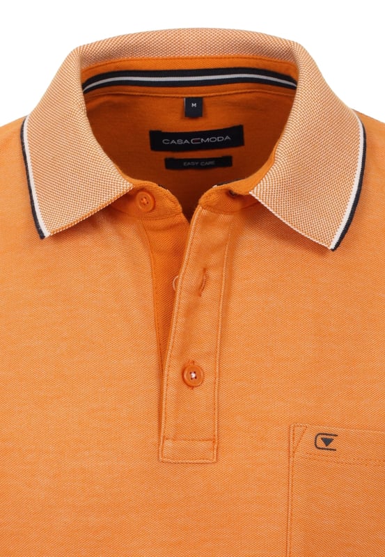 Deze sportieve, casual polo heeft een comfortabele pasvorm en kan op verschillende manieren worden gecombineerd. Het heeft de typische polokraag en een knoopsluiting met drie knopen. De kraag en manchetten zijn een echte blikvanger met hun contrasterende strepen. Op de borst zit een zakje met een klein labeldessin.