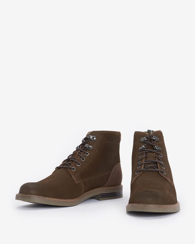 Botas Barbour Deckham de color marrón para hombre, fabricadas en piel y suela de goma. Incluyen la marca Barbour South Shields, ojales de metal cepillado y cordones encerados.
