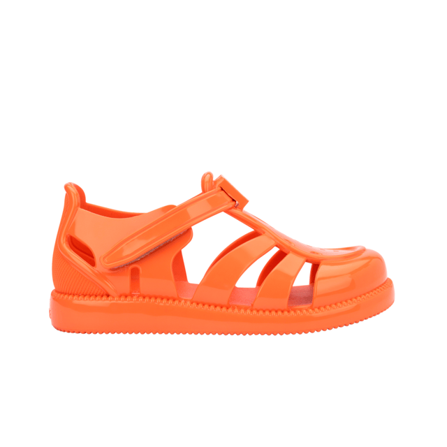 Let your baby slip into a world of dreams with the Mini Melissa Hip Daydream! Lightweight and easy to clean, the style will add cuteness to all of your little one's outfits. Velcro fastener ensures stability.