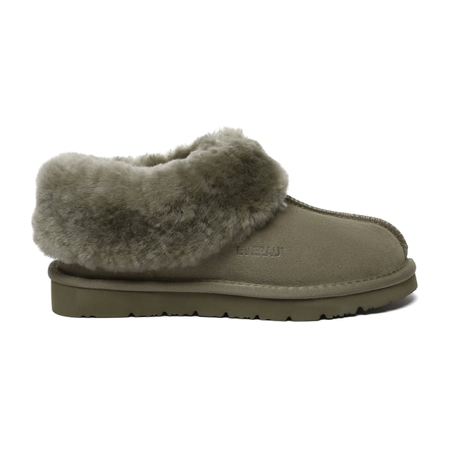 This cozy slipper with a central seam and a full collar offer an invitation to indulge in unparalleled comfort. Crafted with a lining and insole made from-Sheepskin, it provides breathable warmth for chilly feet.

Specification:
Suede Upper
Warm Sheepskin Wool Lining
Soft Sheepskin Wool Insole
Eva Sole

Technologies:
Water Resistance Upper
Light Weight Outsole