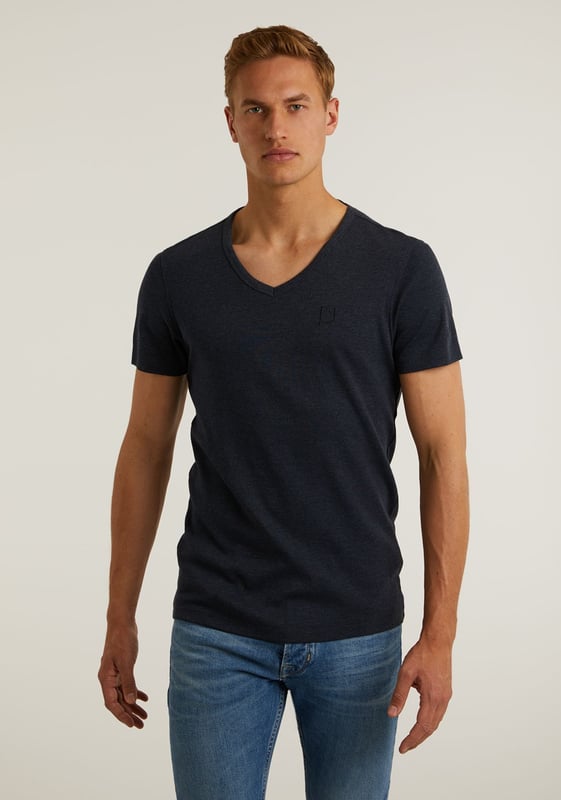 Passform & Material Das Cave-B ist ein regulär geschnittenes T-Shirt mit V-Ausschnitt aus 100 % Bio-Baumwolle, die das T-Shirt robust und weich macht. Details Dieses T-Shirt ist mit einem elastischen Band am V-Ausschnitt und den charakteristischen CHASIN'-Details versehen. Für eine engere Passform wählst du das Base-B, für einen Rundhalsausschnitt das Brace-B und für eine bequeme, lockere Passform das Expand-B. Technische Daten Normale Passform Basic-T-Shirt V-Ausschnitt Weiches Tragegefühl CHASIN'-Details Das Model trägt Größe L und ist 1,89 m groß.