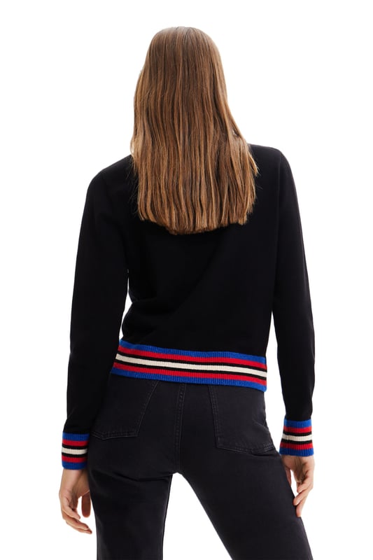 Marca: Desigual  
Género: Mujeres  
Tipo: Tejidos de punto  
Temporada: Otoño/Invierno  

DETALLES DEL PRODUCTO  
• Color: negro  
• Patrón: estampado  
• Cierre: slip on  
• Mangas: largas  
• Escote: cuello redondo  

COMPOSICIÓN Y MATERIAL  
• Composición:  
- 2% acrílico  
- 1% otras fibras  
- 1% elastano  
- 1% lana  
- 4% poliamida  
- 42% Pvc  
- 49% viscosa  

• Lavado: lavar a máquina a 30°
