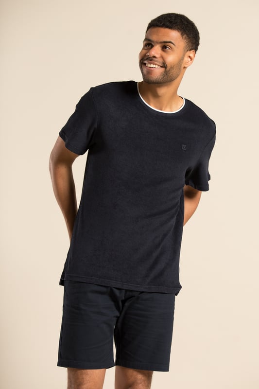 This oversized cotton t-shirt from Nines is the perfect addition to your new season wardrobe. Made from a soft cotton towelling fabric, this t-shirt features ribbed collar detailing with subtle contrast colour tipping. Made with 100% cotton, this piece will keep you comfortable and cool. Style with trousers or shorts and your favourite trainers for a casual but polished look.
