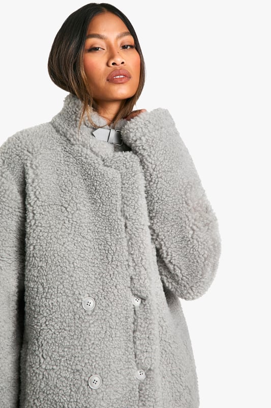 Wrap up in the latest coats and jackets and get out-there with your outerwearBreathe life into your new season layering with the latest coats and jackets from boohoo. Supersize your silhouette in a padded jacket, stick to sporty styling with a bomber, or protect yourself from the elements in a plastic raincoat. For a more luxe layering piece, faux fur coats come in fondant shades and longline duster coats give your look an androgynous edge.
