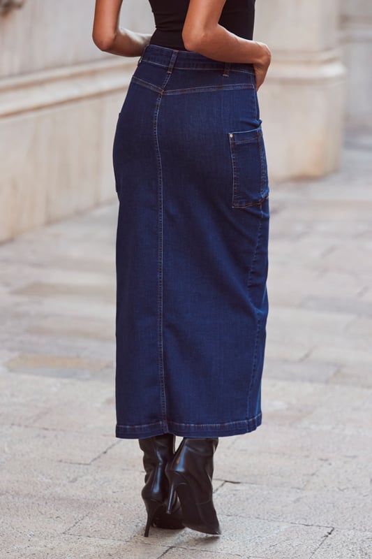 REASONS TO BUY:

Style points guaranteed
Crafted from our signature soft stretch denim
Trending cargo pockets
Denim midis are having a moment
Front split for added sexiness
Just add a knit and knee-highs