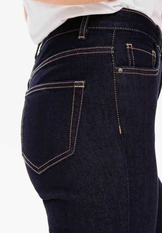 These Dark Blue High Rise Waist jeans include recycled fibers. , Skinny, for a lean and leggy effect. In soft denim. Stretchy. Beltloops. Stud button, metal zip. Metal rivets. A wardrobe favorite!