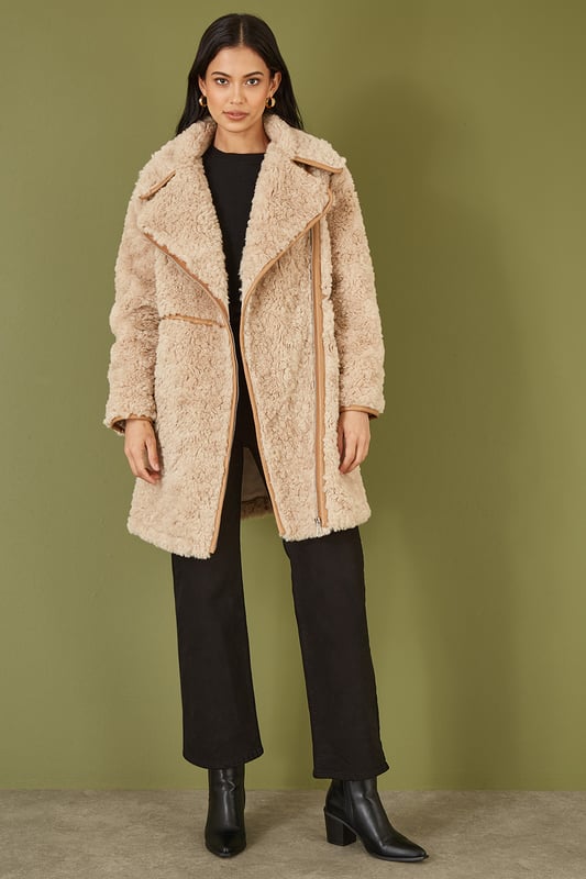 This coat is a seriously cool piece of outerwear to style this season. With a long biker style design, faux suede piping details and that stunning oversized collar for good measure. Wear with your everyday fits to keep cosy, with pockets and a side zipper.