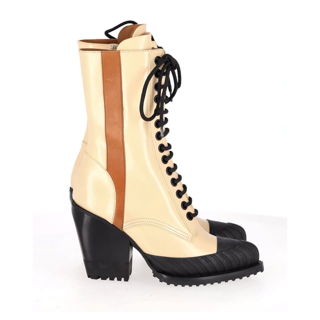 VINTAGE, RRP AS NEW
Rylee's pointed-toe ankle boots are crafted in shiny calfskin leather, and feature a contrasting band of leather down the side. The sturdy rubber sole  and rubber toe caps ensure you're perfectly equipped for an urban adventure, while the padded tongue make every step comfortable.
Chloe Rylee Lace Up Ankle Boots in Cream Calfskin Leather
Condition: Excellent with dust bag and box
Sign of wear: Very light wear on the soles
Material: Calfskin Leather
Color: Cream
Size: EU38.5 / UK5.5 / US8.5
SKU: 273547
