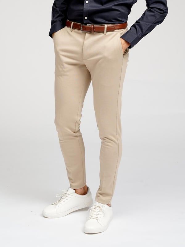 De originele Performance Pants™ zijn broeken met een stijlvolle uitstraling en uitstekende functionaliteit, zodat je de hele dag door kunt genieten van uitstekend comfort. Als je een stijlvolle en comfortabele look wilt bereiken, kies dan voor deze khaki broeken, omdat ze goed passen in elke garderobe en bij elke outfit. Als je hoge eisen stelt aan de functionaliteit en kwaliteit van je kleding, dan is de Perform Collection van TeeShoppen de juiste plek voor jou om te kijken. We hebben deze collectie ontwikkeld om de beste kleding voor jou te maken, gebruikmakend van materialen die zacht, comfortabel en rekbaar zijn, zodat je ze de hele dag kunt dragen.

Hier zie je broeken in de kleur khaki.

De broeken zijn slim fit. Het model is ook verkrijgbaar in Regular fit.

Welke maat hebben de broeken? Broeken kunnen worden geselecteerd in 35 verschillende maten. Zie en kies de maat onder "maat". De maten zijn aangepast voor mannen.

Over TeeShoppen: Bij TeeShoppen hebben we ons eigen productassortiment ontwikkeld. Het doel van ons assortiment is om je de mogelijkheid te geven om je garderobe aan te vullen met kleding die zowel basic als modern is. Maar ook al zijn de kleren basic, we hebben niet ingeboet op kwaliteit of ontwerp. Onze kleren zijn ontworpen om te werken voor verschillende gelegenheden, terwijl ze gemaakt zijn van kwaliteitsmaterialen die ervoor zorgen dat ze comfortabel zijn om te dragen. Wil je een tijdloze leverancier van mode voor zowel mannen als vrouwen? Dan ben je bij TeeShoppen aan het juiste adres. Bij TeeShoppen betaal je niet voor dure merken en kosten, alleen voor kwaliteit en service, wat voor ons belangrijk is. En net zoals de modewereld voortdurend verandert, breiden wij ook voortdurend ons assortiment uit.