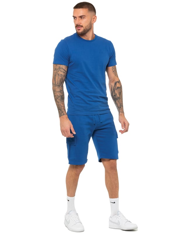 Enzo T-shirt trainingspak voor heren met korte broek. T-shirt met ronde hals en korte mouwen. Zachte, comfortabele top met normale pasvorm. Voorzien van EZ-logo op de borst gedrukt. In combinatie met Enzo Cargo-shorts. Elastische tailleband met verstelbaar trekkoord. Voorzien van 2 zijzakken en 2 cargozakken.