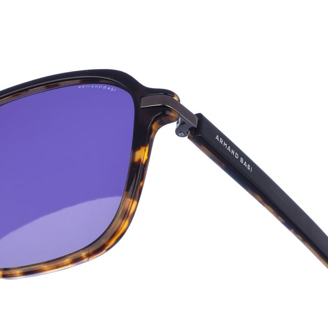 Gafas de sol Armand Basi con montura de acetato.
 Color Habana oscuro
 Forma rectangular.
 Lentes de color Marrón
 Patillas de acetato a tono, con el nombre de la marca grabado.
 100% Protección UV. 
 Cristales antirreflejo.
 Incluye una funda de tela de protección.
Los colores reales del producto pueden variar ligeramente con respecto a los colores que muestra su monitor.
 
 Medidas  Ancho lente: 54 mm. Puente: 20 mm. Patillas: 145 mm.
 
 Limpiar las gafas con agua y jabón (neutro).
 - No utilice paños sucios o abrasivos, que puedan alterar las características de los filtros.
 - Utilice solo accesorios y repuestos originales.