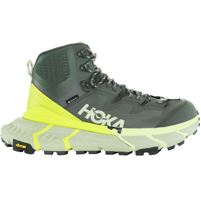 De Hoka Tennine Hike Gore-Tex Heren Groene Laarzen zijn premium outdoorschoenen ontworpen voor wandelen en trektochten in verschillende omstandigheden. Hier zijn enkele belangrijke kenmerken en details van deze wandelschoenen:

 Gore-Tex Technologie:  Deze laarzen zijn uitgerust met Gore-Tex technologie, bekend om zijn waterdichte en ademende eigenschappen. Deze technologie zorgt ervoor dat je voeten droog en comfortabel blijven in nat en uitdagend terrein.

 Duurzame en ondersteunende constructie:  De Hoka Tennine Hike laarzen zijn gebouwd met duurzaamheid en ondersteuning in gedachten. Ze zijn meestal gemaakt van robuuste materialen, waaronder een verstevigd bovenwerk en een stevige buitenzool, om de eisen van het wandelen te weerstaan.

 Maximale demping:  Hoka staat bekend om zijn maximale demping, en deze laarzen zijn daarop geen uitzondering. Ze bieden uitstekende schokdemping en ondersteuning, waardoor je voeten en gewrichten tijdens het wandelen minder worden belast.

 Veelzijdige tractie:  De buitenzool van deze laarzen heeft vaak een robuust en multidirectioneel lugpatroon, dat superieure tractie biedt op verschillende oppervlakken, waaronder rotsachtige paden en glad terrein.

 Beschermende veiligheidsneus:  Veel wandelschoenen, waaronder de Tennine Hike, hebben een beschermende veiligheidsneus om je tenen te beschermen tegen stenen en obstakels op het pad.

 Mid-cut ontwerp:  Het mid-cut ontwerp van deze wandelschoenen biedt ondersteuning en stabiliteit voor de enkels en vermindert het risico op verstuikte enkels op oneffen terrein.

 Vetersluiting: Met de traditionele vetersluiting kun je de pasvorm van de laarzen aanpassen voor extra comfort en veiligheid tijdens wandeltochten.

 Groene kleur: De groene kleur van deze laarzen wordt vaak geassocieerd met avontuur in de buitenlucht en past goed bij de natuurlijke omgeving.

 Ademende voering:  De Gore-Tex voering zorgt niet alleen voor waterdichtheid, maar ook voor ademend vermogen en voorkomt vochtophoping in de laarzen.

 Verkrijgbaar in verschillende maten:  Hoka biedt meestal verschillende maten om wandelaars met verschillende voetmaten tegemoet te komen.

De Hoka Tennine Hike Gore-Tex Groene Herenlaarzen zijn een uitstekende keuze voor outdoorliefhebbers die graag wandelen in verschillende omstandigheden. Of je nu ruige paden verkent, door natte omgevingen wandelt of lange afstanden aflegt, deze laarzen bieden de duurzaamheid, het comfort en de bescherming die nodig zijn voor een geslaagde wandelervaring.