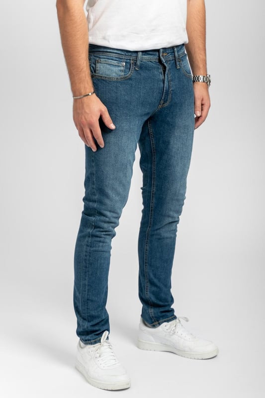 Schmale Jeans von TeeShoppen
Jeans von TeeShoppen, die schick, bequem und stilvoll sind. Jeans sind das ganze Jahr über perfekt und eine offensichtliche Wahl für jedes Outfit. Eine gute und bequeme Jeans kann jeden Look vervollständigen. Die Jeans sind hier in der Farbe Blau abgebildet. Sie brauchen ein Oberteil, das zu Jeans passt? Siehe hier.

Welche Größe haben die Jeans?
Jeans können in 31 verschiedenen Größen ausgewählt werden. Siehe und wählen Sie die Größe unter "Größe". Die Größen sind für Männer angepasst.

Über TeeShoppen
Preis und Qualität müssen nicht immer dasselbe sein, und das wollen wir mit unseren Produkten von TeeShoppen unterstreichen. Unser Sortiment besteht aus verschiedenen coolen Basisartikeln, die in jeden Kleiderschrank passen. Und es ist nicht langweilig, nur weil es Basic ist. Unsere Kleidungsstücke sind so konzipiert, dass sie für eine Vielzahl von Anlässen geeignet sind und gleichzeitig aus hochwertigen Materialien hergestellt werden, die einen hohen Tragekomfort gewährleisten. Suchen Sie einen Ort, an dem Sie zeitlose Kleidung für Männer und Frauen finden? Bei TeeShoppen zahlen Sie nicht für teure Marken und Kosten - nur für Qualität und Service. Wir erweitern ständig unser Sortiment, so dass Sie bei uns immer die neueste Mode kaufen können.