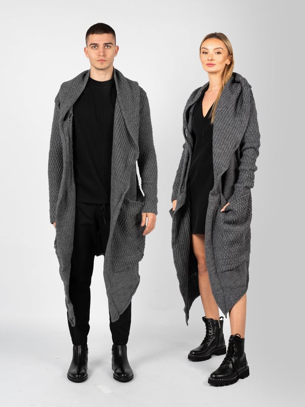 Unisex
Einfacher, längerer Schnitt
Mit Kapuze
Asymmetrisch mit einem Knopf verschließbar
Vorne mit zwei großen aufgesetzten Taschen
Aus hochwertigem Strickstoff gefertigt
Hergestellt in Italien