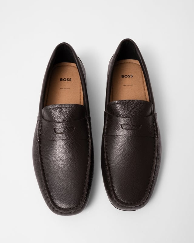 Premium driver moccasins made in Portugal by BOSS. Featuring a full rubberised sole, this pair is crafted in grained leather with a debossed logo strap.
90% Polyamid, 10% Polyurethane, Sole: 100% Thermoplastic polyurethane, Upper material: 100% Cow skin, Innersole: 90% Polyamid, 10% Polyurethane
50523026