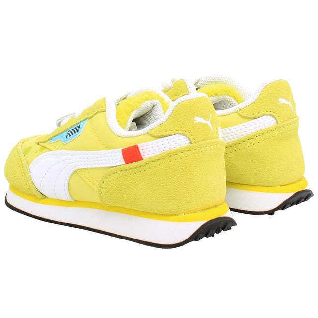 Zapatillas Amarillas Puma Future Rider SpongeBob para Niños, una encantadora colaboración entre Puma y la querida serie animada Bob Esponja. Estas zapatillas combinan elementos de diseño vibrante con comodidad y funcionalidad, convirtiéndolas en la elección perfecta para los jóvenes fans del programa.

Características Clave:

Colaboración con Bob Esponja: Celebrando los icónicos personajes e imágenes de la serie Bob Esponja, estas zapatillas presentan detalles divertidos con la temática de Bob Esponja que encantarán a los niños y a los fans por igual. Desde el propio Bob Esponja hasta sus amigos y escenas icónicas, estas zapatillas capturan el espíritu de la amada caricatura.

Silhouette Future Rider: Inspiradas en la clásica silueta Future Rider de Puma, estas zapatillas ofrecen un diseño retro con actualizaciones modernas. La construcción robusta pero liviana proporciona comodidad y soporte para un uso durante todo el día.

Marca SpongeBob: Desde acentos sutiles hasta gráficos audaces, estas zapatillas cuentan con la marca de SpongeBob en todo su diseño, mostrando los queridos personajes e imágenes del programa. Los niños pueden demostrar su amor por Bob Esponja con cada paso.

Deja que tus pequeños se sumerjan en la diversión y la aventura con las Zapatillas Amarillas Puma Future Rider SpongeBob para Niños. Combinando un diseño juguetón con comodidad y funcionalidad, estas zapatillas seguramente se convertirán en un favorito para los niños que aman a Bob Esponja.