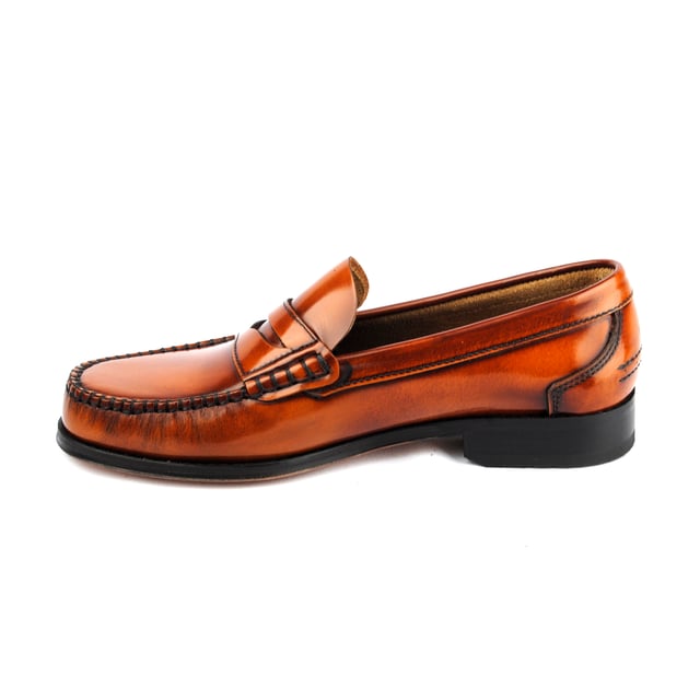 Nuestros Loafer siempre se diferencian del resto de la competencia… y en esta ocasiOn lo logramos de dos modos. En primer lugar  el Sotoalto Royal Flex estA cosido a mano y su piso es de cuero, pero utilizamos un cuero flexible, algo que dificilmente