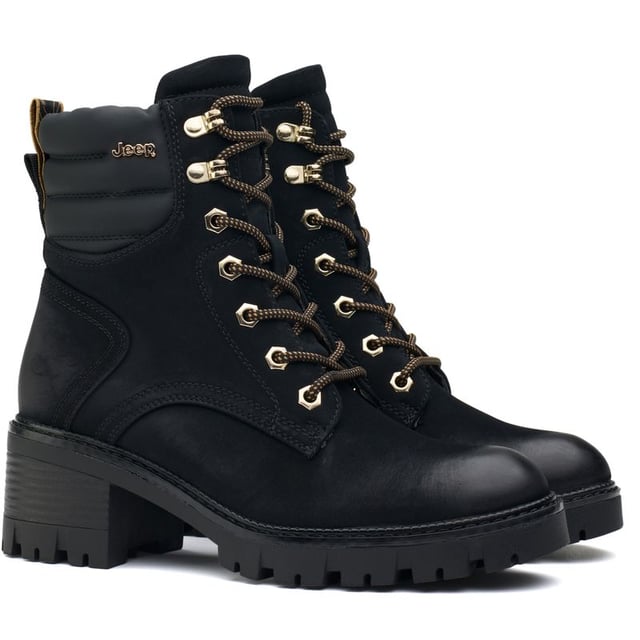 Mejora tu estilo con los botines Jeep Spirit Raven. Estas botas negras llamativas presentan detalles dorados y un tacón de 6 cm para un look atrevido. Están acolchadas para mayor comodidad y tienen una cremallera interior para ponérselas fácilmente. La suela de goma resistente y la suela exterior con tacos garantizan una exploración urbana segura. Perfectas para salir de noche o para añadir dramatismo a tu día, estas botas con apariencia de cuero llamarán la atención dondequiera que vayas.