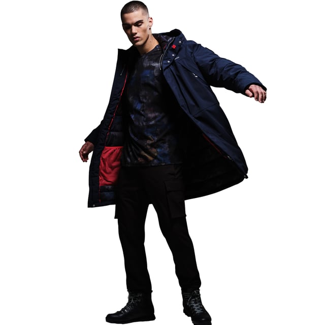 Material: 100% polyester. Foder: Bafflat, kontrasterat, fjäderfritt. Tyg: Stretch. Design: Broderad, ärmlappar, text. Tygteknik: Andningsbart, Slitstarkt, Isolerande, Isotex 10000, Vattenavvisande, Vattentätt. Justerbar axelrem, fjäderfri dunfyllning, vadderad, passpoaldetaljer. Manschett: Passform, invändigt ribbad. Halsringning: Huva. Ärmtyp: Långärmad. Funktioner på huva: Dold, växt på huvan. Längd: Lång. Fickor: Nätficka, 2 nedre fickor, 2 bröstfickor. Stängning: Hel dragkedja, knäppning. 10000g/m¬?/24 timmar. Värme klassning: 10000. Hållbarhet: Miljövänlig, tillverkad av återvunna material.