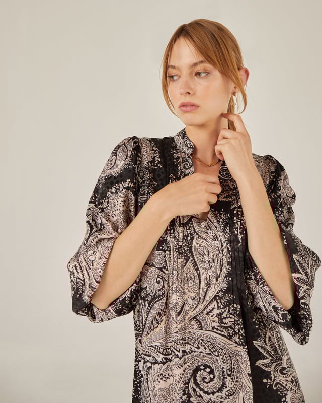 Deslumbra con nuestro vestido corto. Su manga abullonada por debajo del codo le dan un toque chic y femenino. El plisado frontal y el bajo acabado en volante agregan movimiento y estilo a esta prenda única. El tejido de jacquard agrega un toque de sofisticación. ¡Atrévete a destacar en cualquier ocasión y brilla con este vestido! 

Vestido corto de cuello redondo y escote pico con manga abullonada por debajo del codo.
Plisado frontal y bajo acabado en volante.
Cierre con cremallera lateral. Tejido de jacquard.