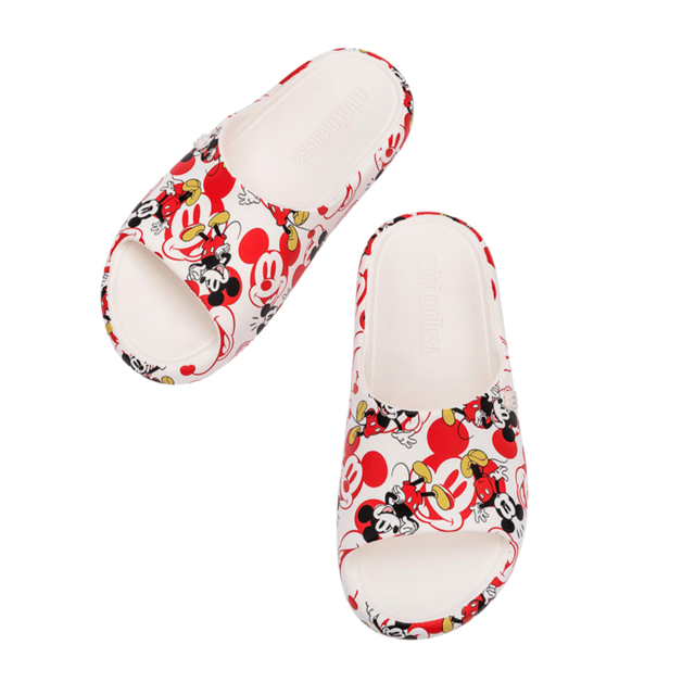 Put a dash of Disney in every step your little one takes with the new Mini Melissa Free Print Slide + Mickey. Extremely lightweight, the sandal has a print in 3DB and serigraphy, and a nylon fastener to ensure stability and comfort.