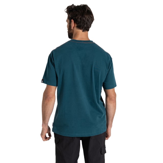 100% Organic Cotton. Design: Graphic Print, Logo, Text. Neckline: Crew Neck, Ribbed. Sleeve-Type: Short-Sleeved. Hem: Twin Needle Stitch. Anti-Odour, Chain Stitch, Contrast Neck Tape, Twin Needle Sleeves, Underarm Panel. 240gsm. Sustainability: Better Cotton Initiative, Ethical Trading Initiative, REACH, Sustainable Apparel Coalition. Sun Rating: UPF 50+.