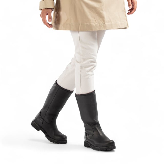 The Bambina B60 women's black boots from Panama Jack combine sleek design with all-weather comfort. Made from waterproof black oiled Napa leather, these boots are both stylish and durable. The warm lining keeps your feet cozy, while the removable anatomical insole provides personalized support. The natural, flexible, and durable rubber sole ensures stability and comfort throughout the day. With a shaft height of 29 cm and a heel height of 4 cm, these boots are perfect for any occasion, offering both practicality and elegance.

Features:

Waterproof black oiled Napa leather
Warm lining for cozy comfort
Removable anatomical insole
Natural, flexible, and durable rubber sole
Shaft height: 29 cm
Heel height: 4 cm
100% Made in Spain