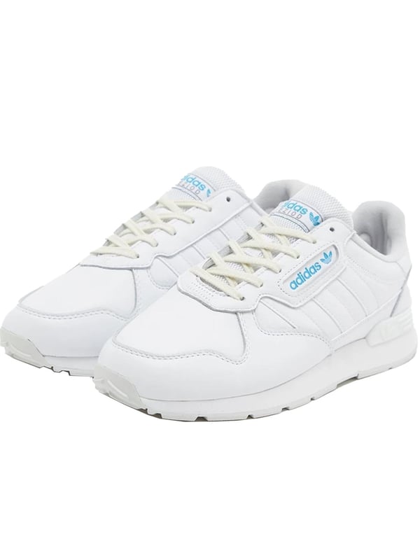 Tauche ein in die Nostalgie der 80er mit den Trezoid 2 Herrensneakern von adidas Originals. Inspiriert von klassischen Designs, verfügen diese Sneaker über ein weiches und strapazierfähiges Obermaterial aus Vollnarbenleder in Weiß und Dash Grey, kombiniert mit einer atmungsaktiven Textilzunge. Die EVA-Zwischensohle bietet langanhaltende Dämpfung, während der stützende Fersenclip zusätzliche Stabilität gewährleistet. Eine Gummiaußensohle und tonale 3-Streifen vervollständigen den Vintage-Look.
