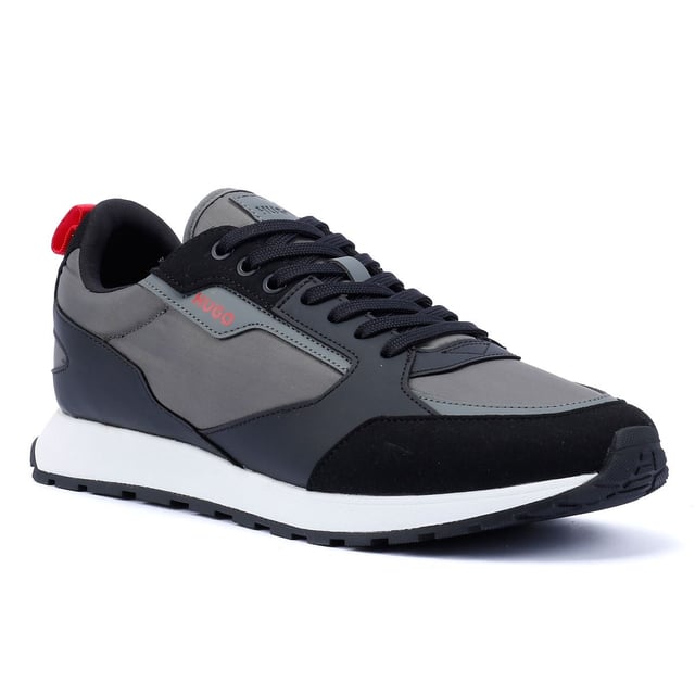 Stylische Sneakers mit einem Obermaterial aus einem Mix aus hochwertigen Materialien für Strapazierfähigkeit und Struktur. Der flache Knöchelkragen sorgt für einen eleganten Look und die gepolsterte Innensohle für ganztägigen Komfort. Die leichte EVA-Laufsohle sorgt für hervorragende Flexibilität und Unterstützung.