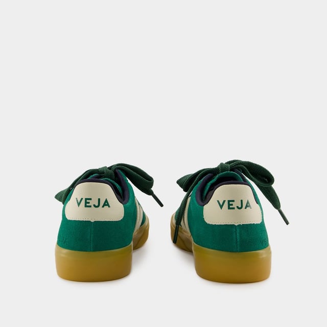 Kleuren: GROEN - GOLF_PIERRE. Hoofdmateriaal: glad lamsleer. Materiaal zool: Amazone rubber (40%), gerecycled rubber (10%), Silica (23%), synthetisch rubber (11%) en overige (16%) Voering: Tech (100% gerecycled polyester) Sluiting: topveters. Teenvorm: rond. Pasvorm: Op maat - Maatvoering: Europees.