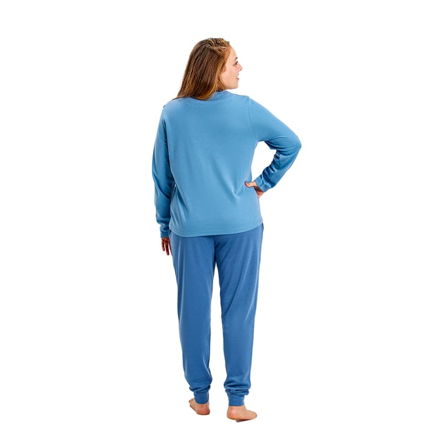 München långärmad pyjamas.\n Färg blå\n Långärmad T-shirt med rund halsringning.\n Rutigt tryck.\n Design med varumärkesgrafik.\n Långa byxor.\n Elastiskt midjeband.\n Raka fållar.\n Sömmarna syns i ton.\n\n Sammansättning: 60% polyester, 40% bomull.\n\n -Tvätta på max temperatur. 30º.\n -Använd inte blekmedel.\n -Torka i max temperatur. 110º.\n -Har inte stöd för kemtvätt.\n -Tillåter dig att använda en torktumlare.\n Sammansättning: 60% polyester, 40% bomull.\n Skötsel:\n-Tvätta i max temperatur. 30º.\n -Använd inte blekmedel.\n -Torka i max temperatur. 110º.\n -Har inte stöd för kemtvätt.\n -Tillåter dig att använda en torktumlare.