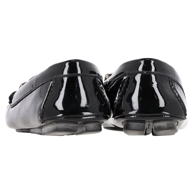 VINTAGE, NP WIE NEU  
Tauchen Sie ein in die Raffinesse mit den Crystal Detail Loafers von Miu Miu aus schwarzem Lackleder. Diese auffälligen Slipper zeichnen sich durch ein elegantes schwarzes Lacklederfinish aus, das mit funkelnden Kristallelementen verziert ist, die einen Hauch von glamourösem Flair verleihen. Das zeitlose Design der Slipper wird durch diese markanten Details aufgewertet, wodurch sie sowohl für berufliche Umgebungen als auch für Abendveranstaltungen perfekt geeignet sind. Erleben Sie die perfekte Mischung aus Eleganz und Glanz mit jedem Schritt, den Sie machen.  

Miu Miu Crystal Detail Loafers aus schwarzem Lackleder  

Zustand: Sehr gut  
Abnutzungserscheinungen: Sehr leichte Markierungen an Sohlen und Innensohlen.  
Verpackung: Keine  
Farbe: Schwarz  
Material: Leder | Lackleder  
Größe: EU37/UK4/US7  
Maße:  
SKU: TONPUGBSH377100W