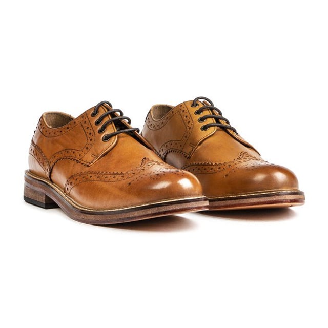 El zapato brogue SOLE Meath presenta parte superior y suela de cuero con detalles brogue clásicos y perforaciones.