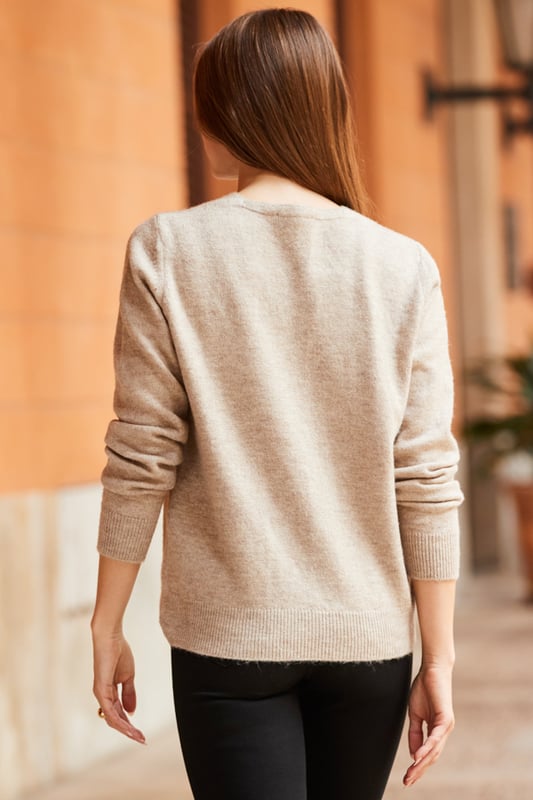 Show us a chicer jumper
Luxe gold chain detail
Gorgeous mink knit
Ribbed cuffs and hem
It'll take you from day to night
We love it with leather-look leggings