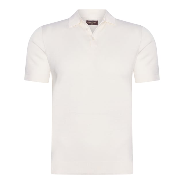 Polotröja för män från märket Cappuccino Italia. Cappuccino Italias polotröjor är tillverkade av bomull och polyester och har en normal passform. Den mjuka bomullen ger hög komfort.  Varumärke: Cappuccino ItaliaModellnamn: Plain Tricot PoloKategori: polo för mänMaterial: bomull och polyesterFärg: vit