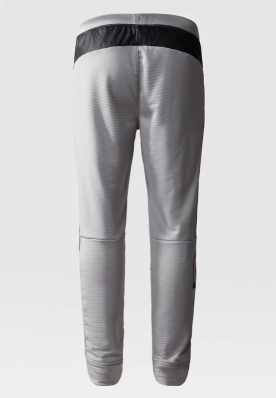 The North Face Boys Mountain Athletics Trainingsanzug. - - .   Sie bieten sofortige Wärme, sowie außergewöhnlichen Komfort und Flexibilität. - - .  Dank der Stretch-Taille und dem verstellbaren internen Kordelzug. - - .  Für zusätzliche Sicherheit haben die Jogger reflektierende Details, die die Sichtbarkeit bei schlechten Lichtverhältnissen erhöhen.