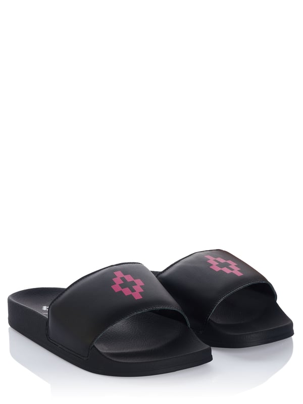 100% PVC; Pantuflas de Marcelo Burlón; Modelo: CMIA027R20PLA0031032; Mano de obra de alta calidad; Suela antideslizante; Punta abierta; Detalles del logo de Marcelo Burlón